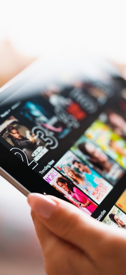 简陈剧 App 缓存管理界面截图：以卡片形式列出已缓存剧集及占用空间，提供一键清理按钮，配色延续靛蓝主调